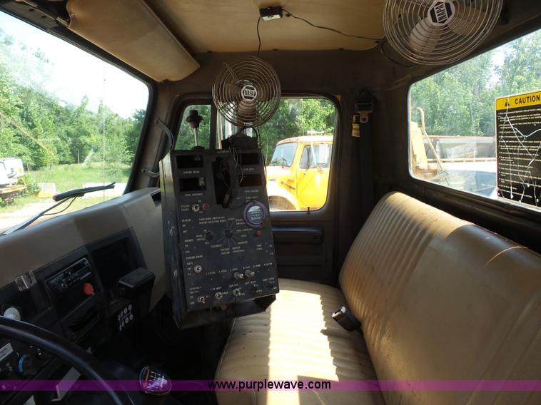 image for item K1734 1992 International 4900 oil distribution truck