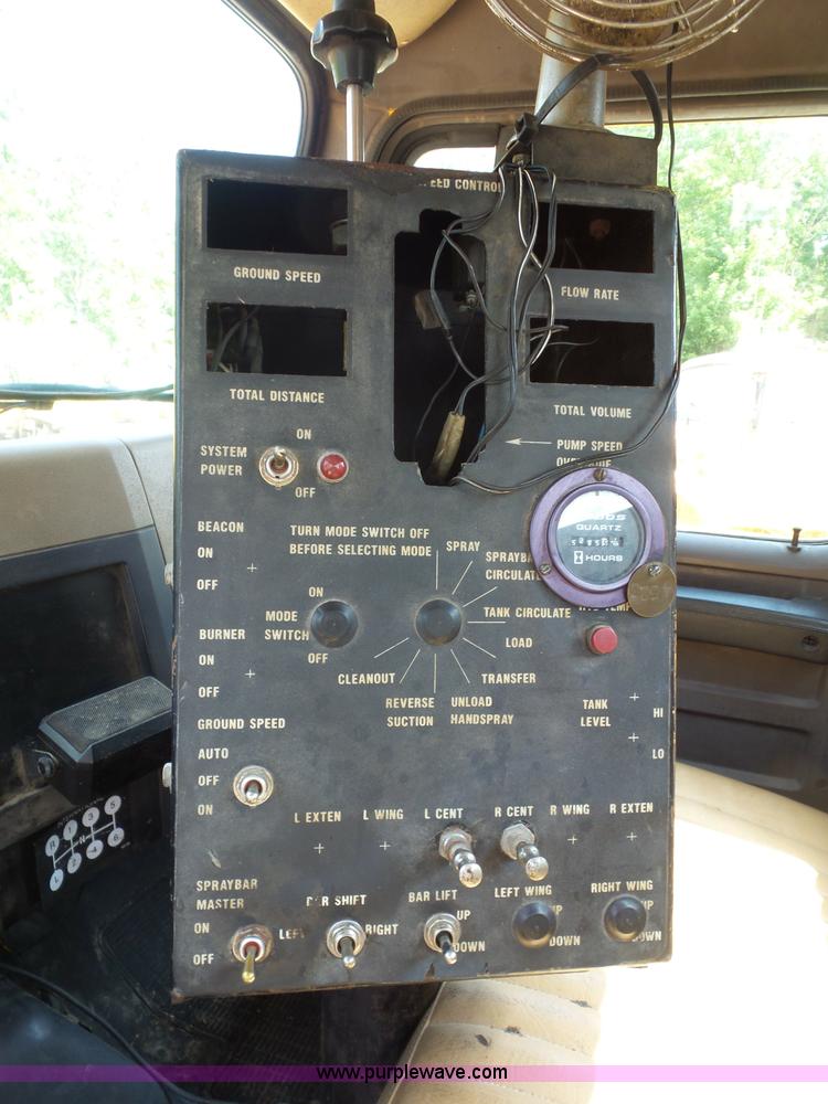 image for item K1734 1992 International 4900 oil distribution truck