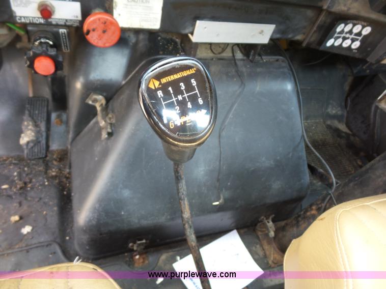 image for item K1734 1992 International 4900 oil distribution truck