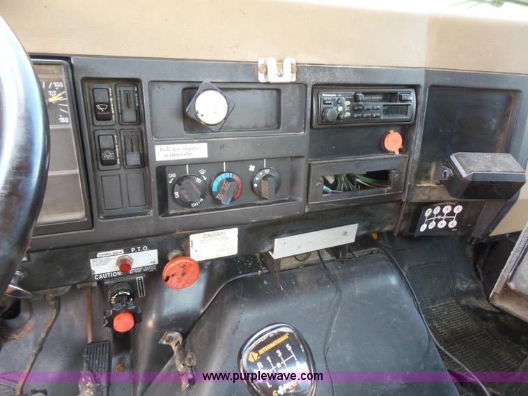 image for item K1734 1992 International 4900 oil distribution truck