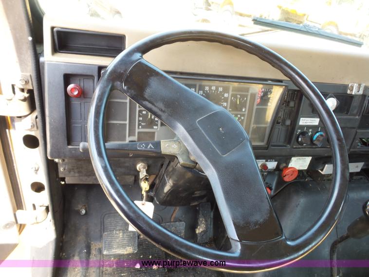 image for item K1734 1992 International 4900 oil distribution truck