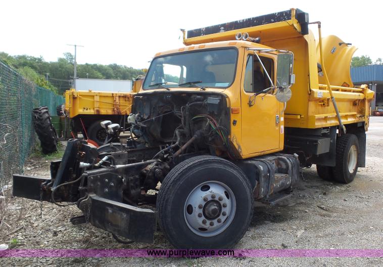 image for item K1735 2002 International 4900 dump truck