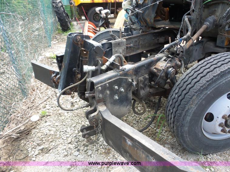 image for item K1735 2002 International 4900 dump truck