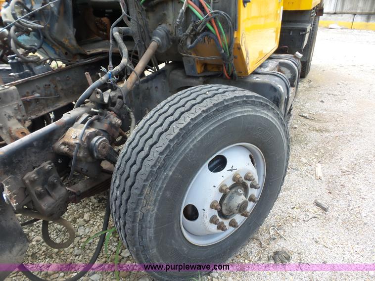 image for item K1735 2002 International 4900 dump truck