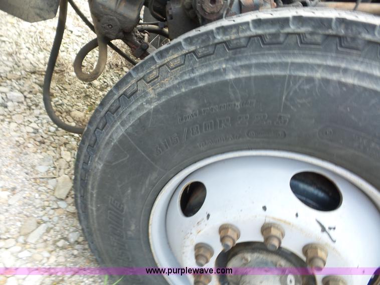 image for item K1735 2002 International 4900 dump truck