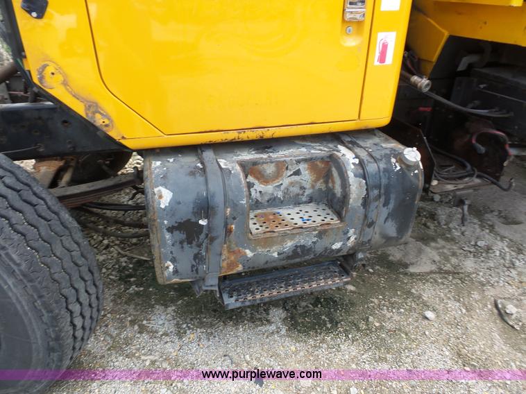 image for item K1735 2002 International 4900 dump truck