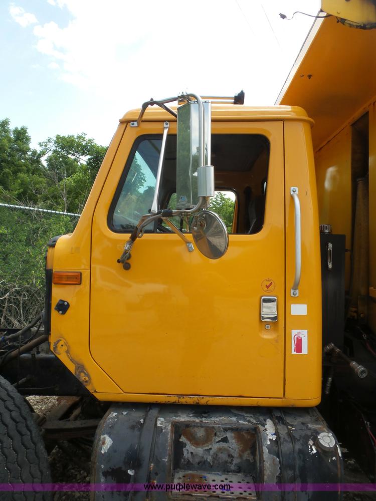 image for item K1735 2002 International 4900 dump truck