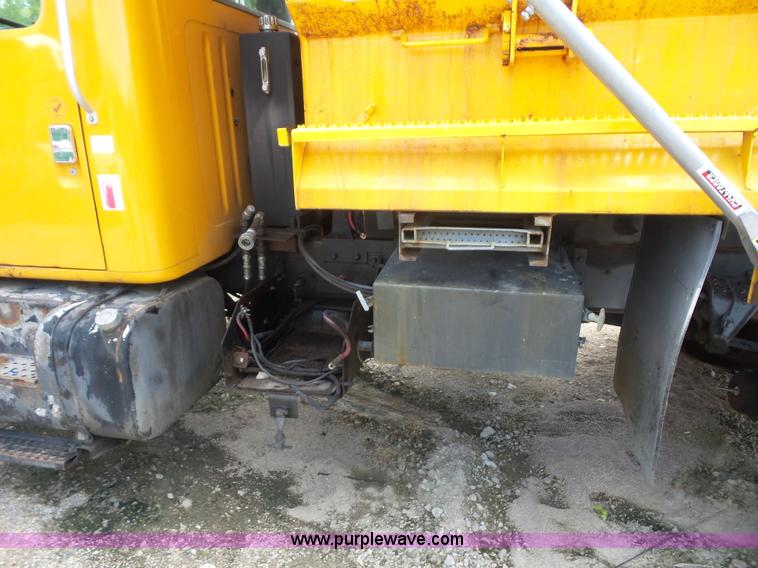 image for item K1735 2002 International 4900 dump truck