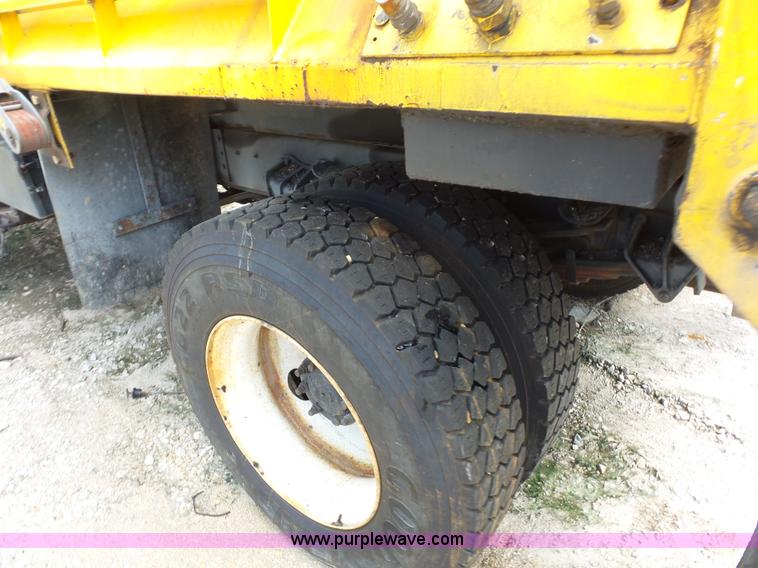 image for item K1735 2002 International 4900 dump truck