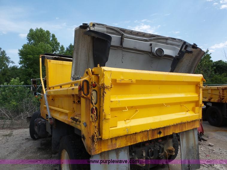 image for item K1735 2002 International 4900 dump truck