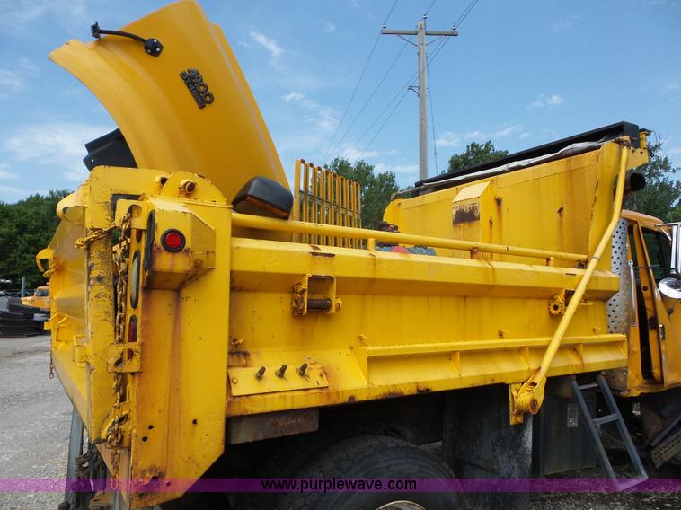 image for item K1735 2002 International 4900 dump truck