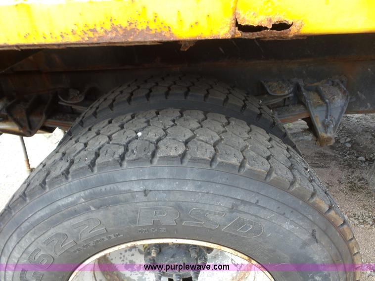 image for item K1735 2002 International 4900 dump truck