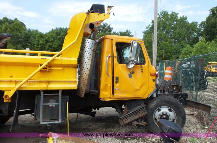image for item K1735 2002 International 4900 dump truck