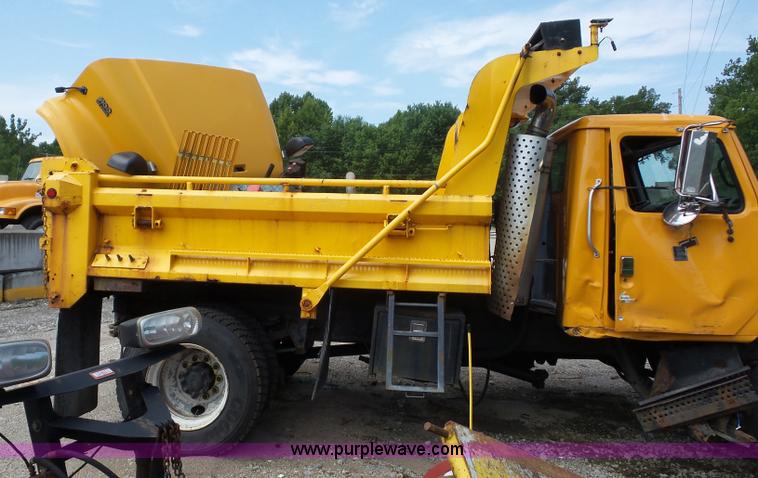 image for item K1735 2002 International 4900 dump truck