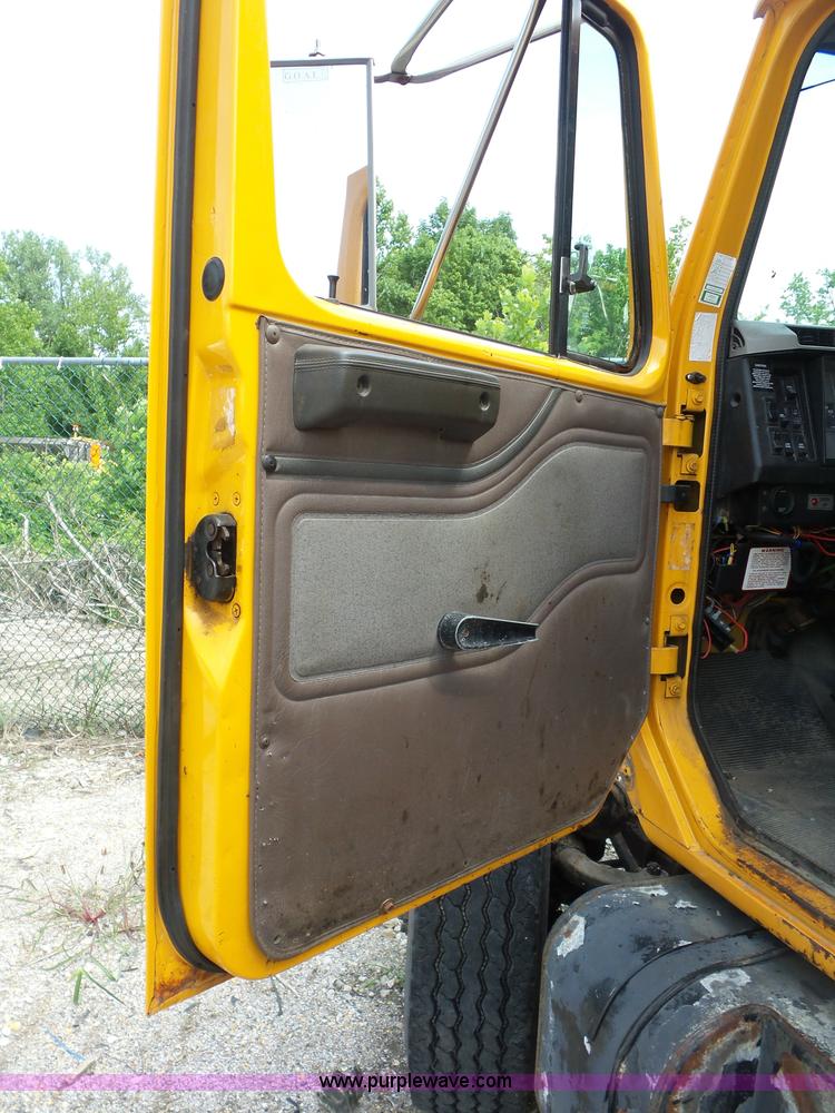 image for item K1735 2002 International 4900 dump truck