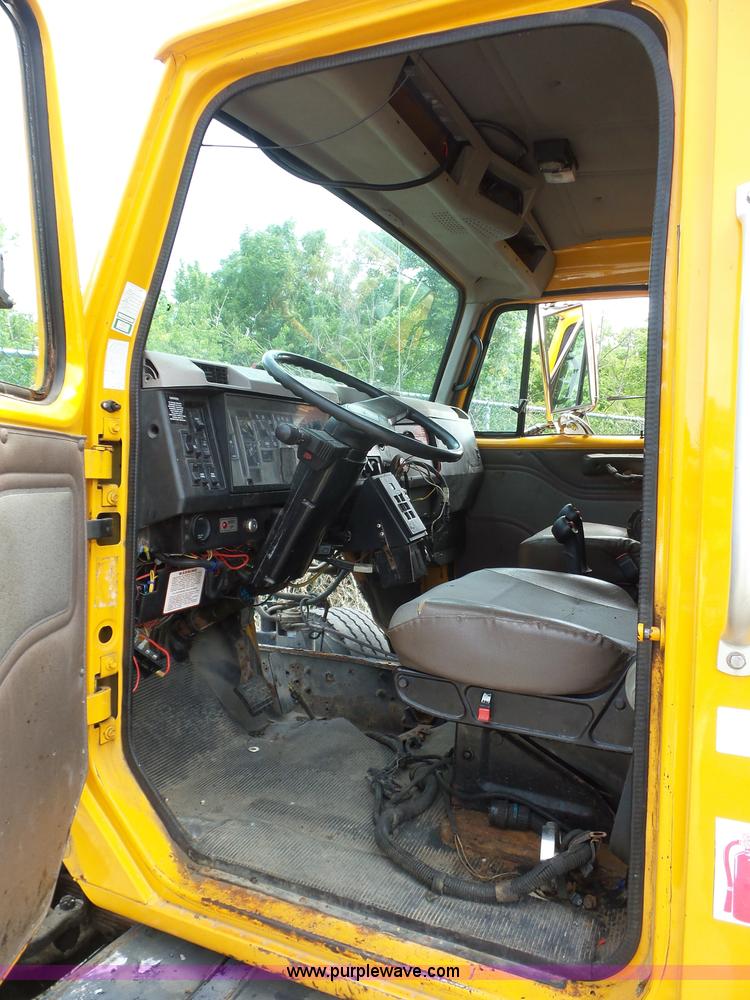 image for item K1735 2002 International 4900 dump truck