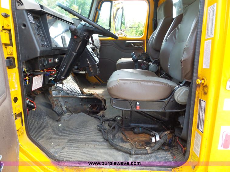 image for item K1735 2002 International 4900 dump truck