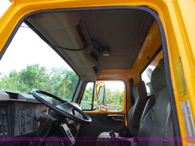 image for item K1735 2002 International 4900 dump truck