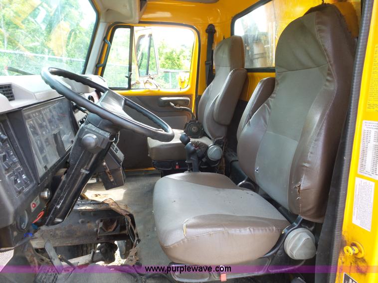 image for item K1735 2002 International 4900 dump truck