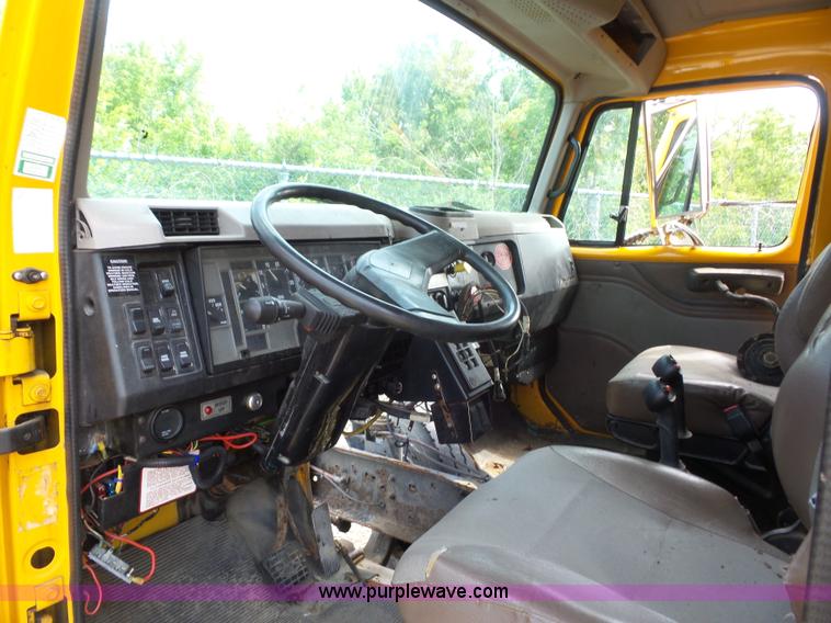 image for item K1735 2002 International 4900 dump truck