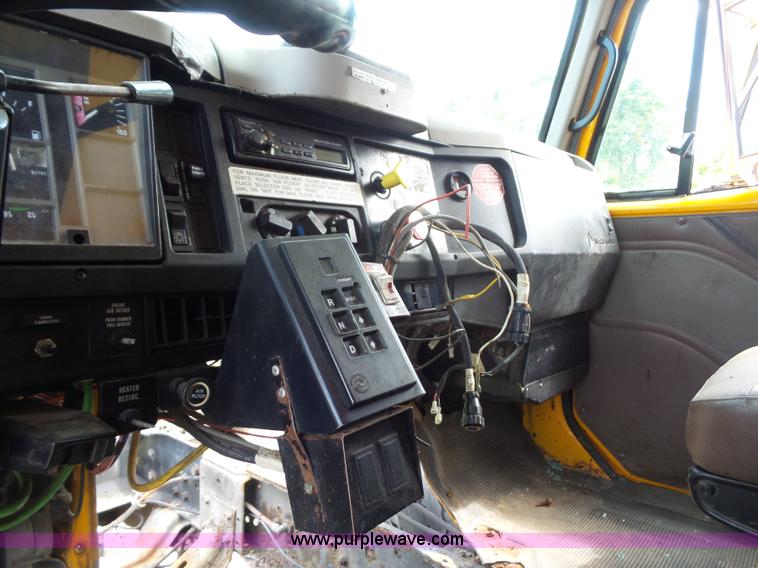 image for item K1735 2002 International 4900 dump truck