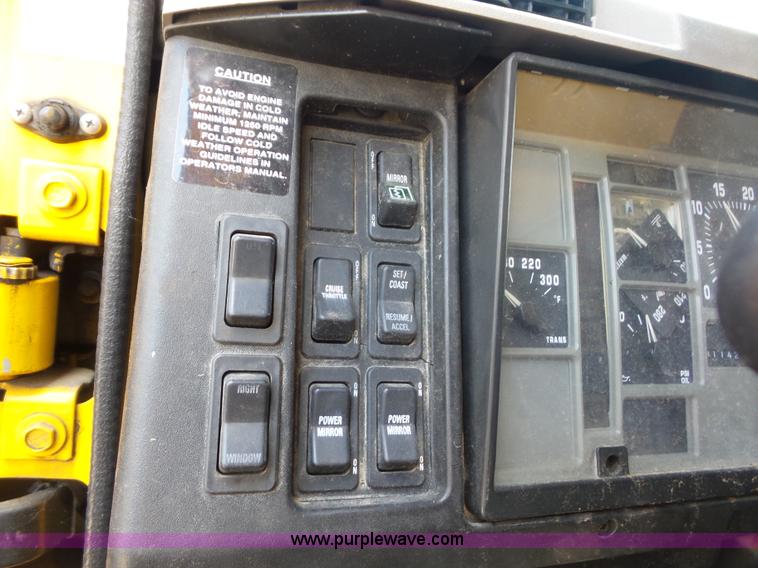 image for item K1735 2002 International 4900 dump truck