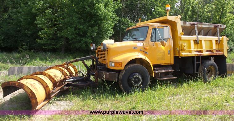 image for item K1737 1997 International 4900 dump truck