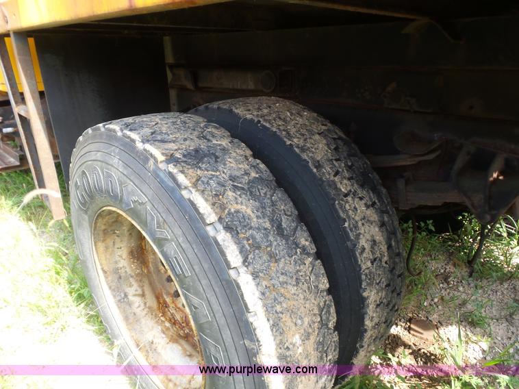 image for item K1737 1997 International 4900 dump truck