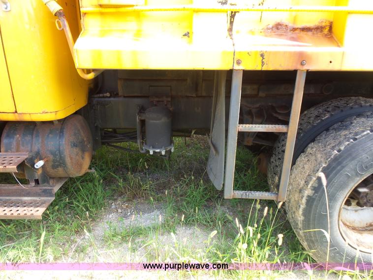 image for item K1737 1997 International 4900 dump truck