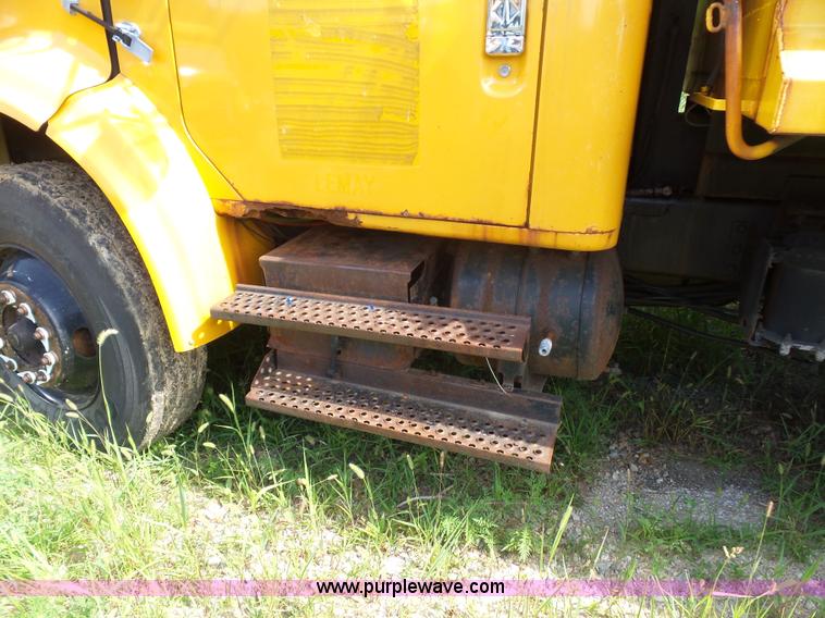 image for item K1737 1997 International 4900 dump truck