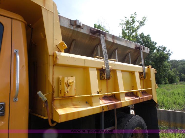 image for item K1737 1997 International 4900 dump truck