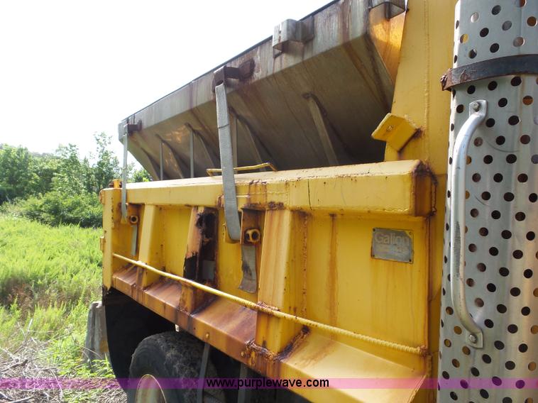 image for item K1737 1997 International 4900 dump truck