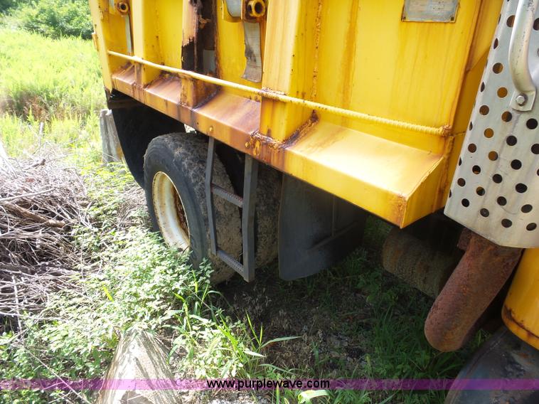 image for item K1737 1997 International 4900 dump truck