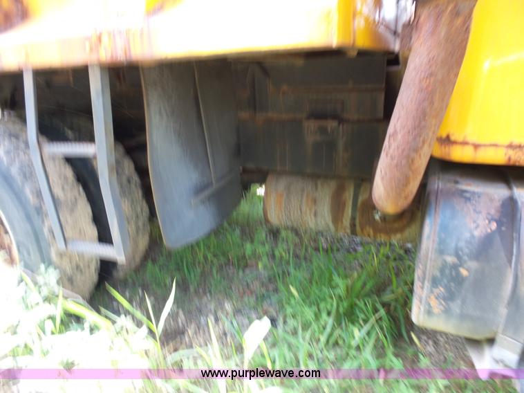 image for item K1737 1997 International 4900 dump truck