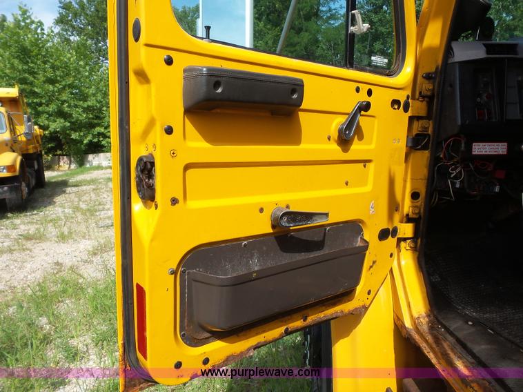 image for item K1737 1997 International 4900 dump truck