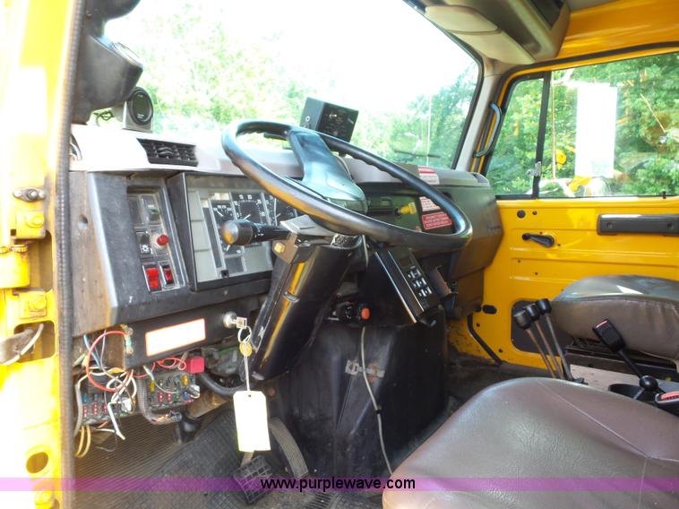 image for item K1737 1997 International 4900 dump truck