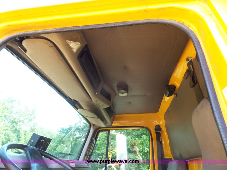 image for item K1737 1997 International 4900 dump truck