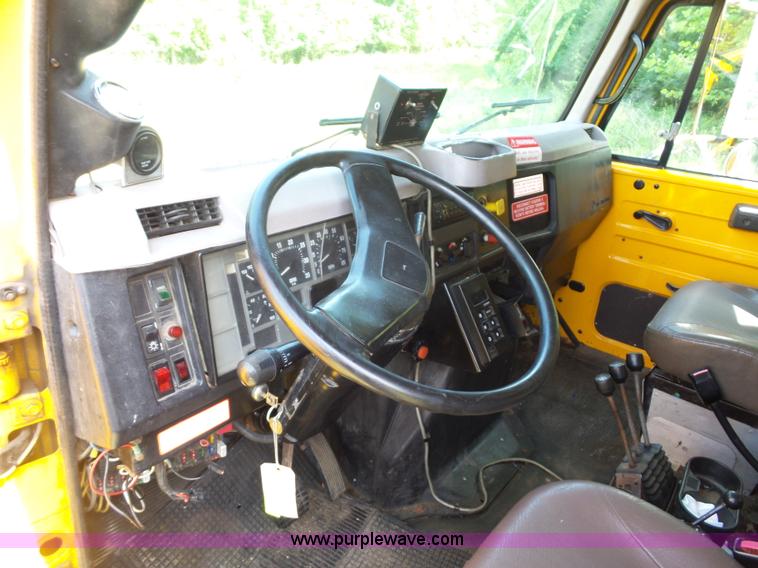 image for item K1737 1997 International 4900 dump truck