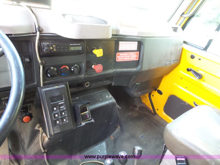 image for item K1737 1997 International 4900 dump truck