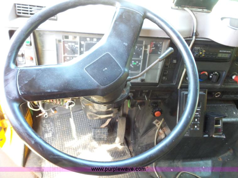 image for item K1737 1997 International 4900 dump truck