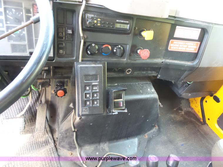 image for item K1737 1997 International 4900 dump truck