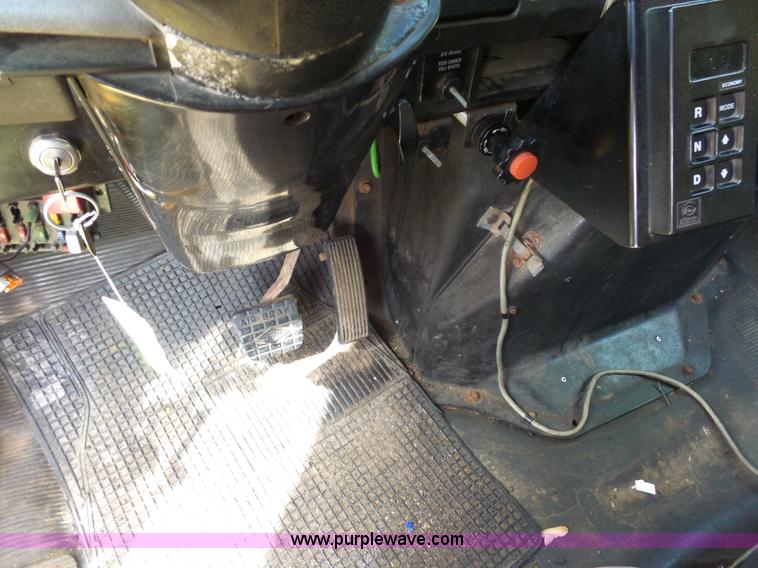 image for item K1737 1997 International 4900 dump truck