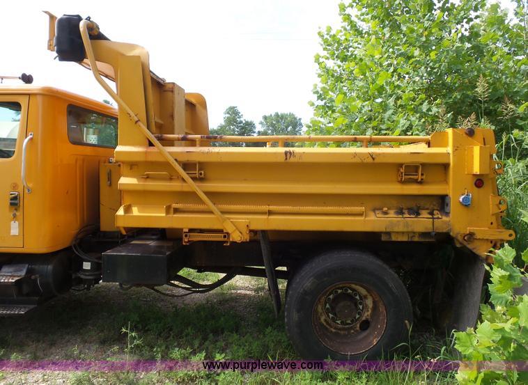 image for item K1739 2000 International 4900 dump truck
