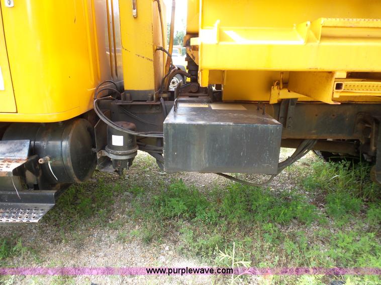 image for item K1739 2000 International 4900 dump truck