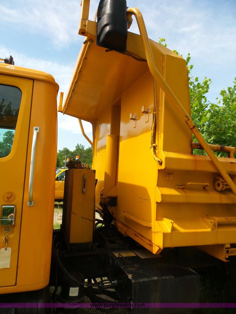 image for item K1739 2000 International 4900 dump truck