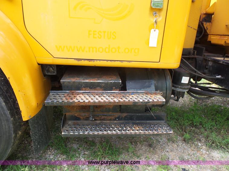 image for item K1739 2000 International 4900 dump truck