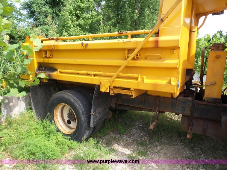 image for item K1739 2000 International 4900 dump truck