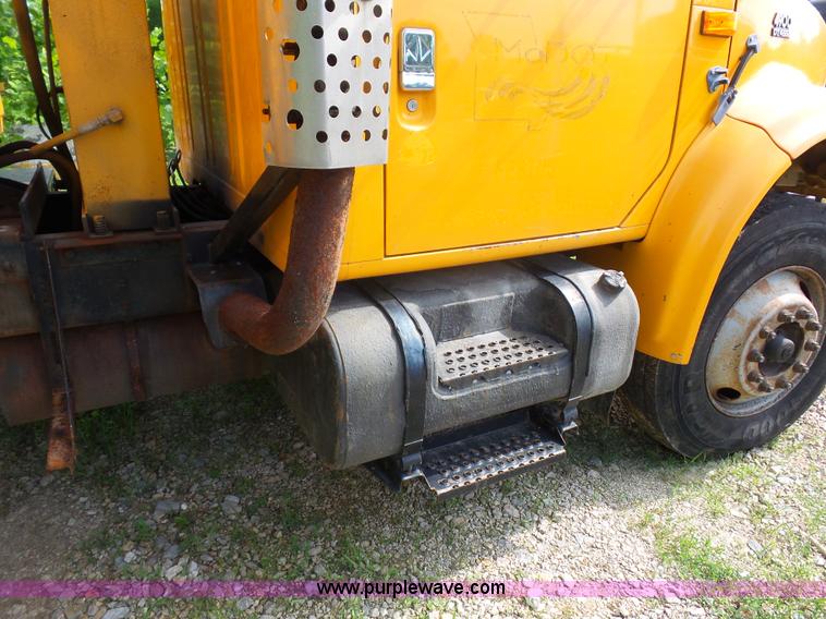 image for item K1739 2000 International 4900 dump truck