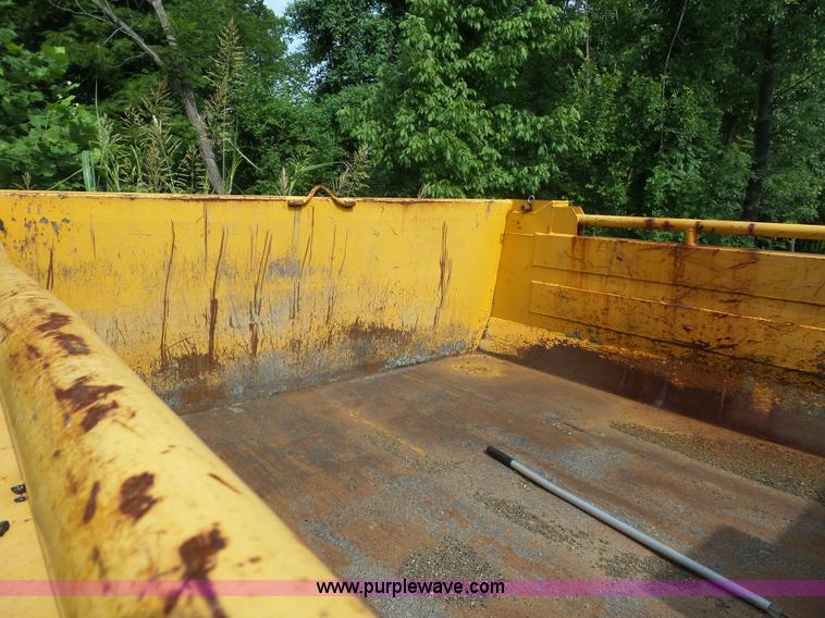 image for item K1739 2000 International 4900 dump truck