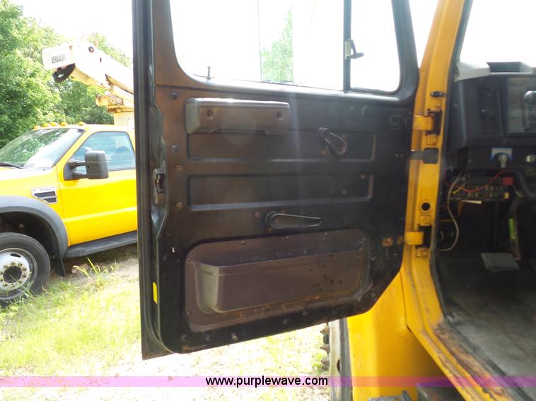 image for item K1739 2000 International 4900 dump truck